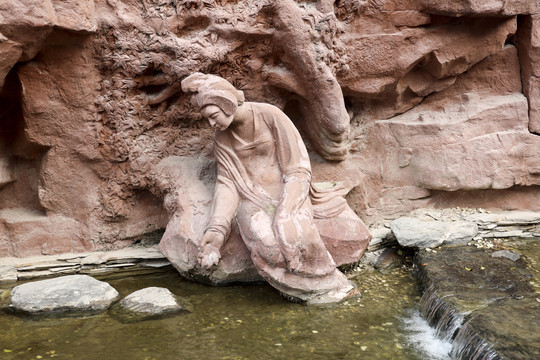 水边的姑娘雕塑