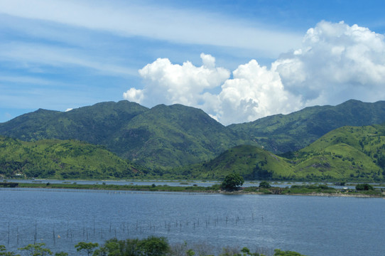 山脉湖水