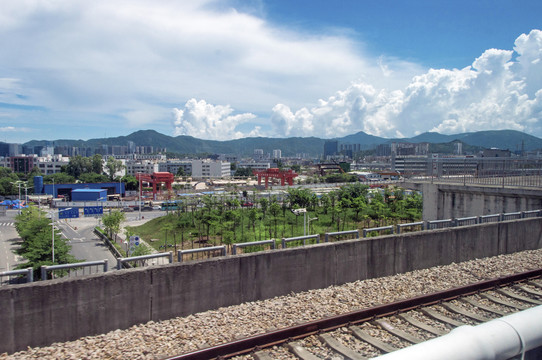 火车沿线的深圳城郊风景