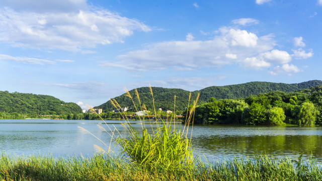 蓝天白云青山碧水
