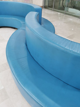 蓝色弧形沙发