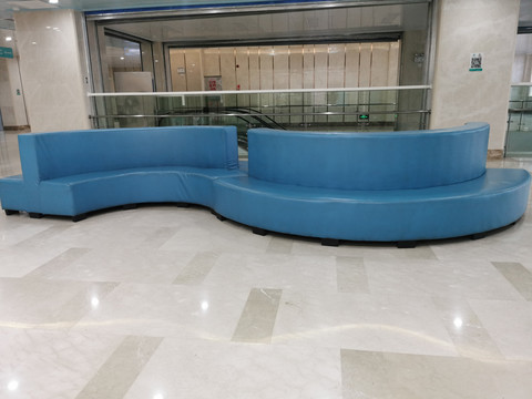 蓝色弧形沙发