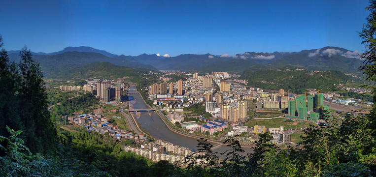 五里山观荥经县城全景风光