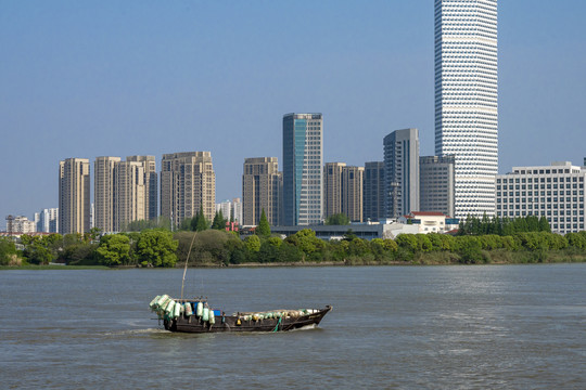 上海黄浦江上的渔船及现代建筑群