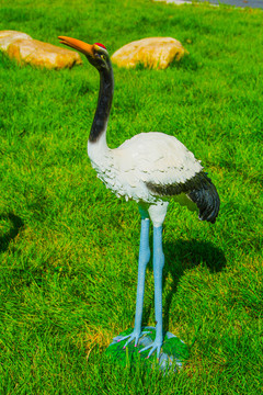 一只站立的丹顶鹤雕像