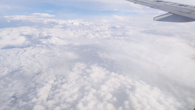 飞机上看云层