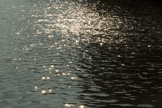 湖面夕阳水面波光粼粼