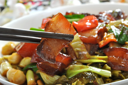 酸菜焖猪肉