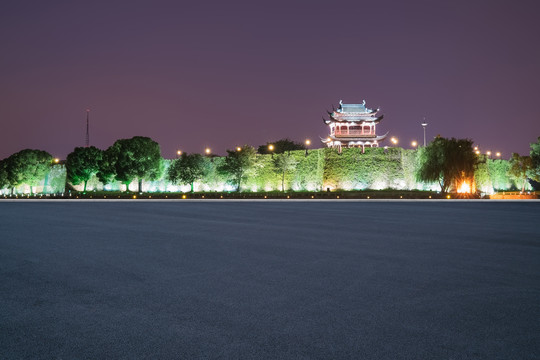 中国苏州古城墙古城门和高速公路