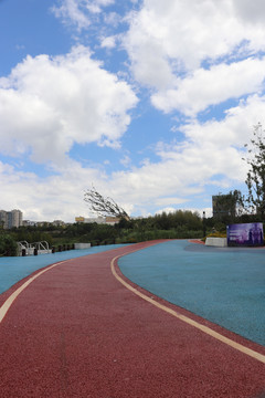 蓝天下走道