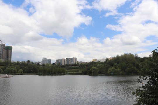 贵阳阅山湖水边风景