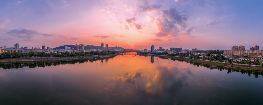 城市一河两岸日落风光宽幅大图