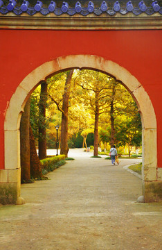 红墙拱门