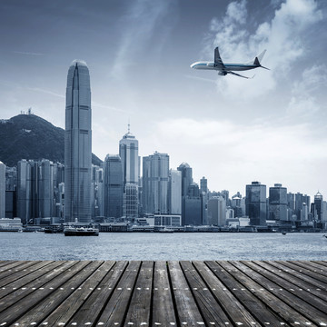 木地板平台前的香港和空中的飞机