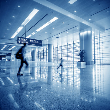上海浦东机场航站楼和乘客