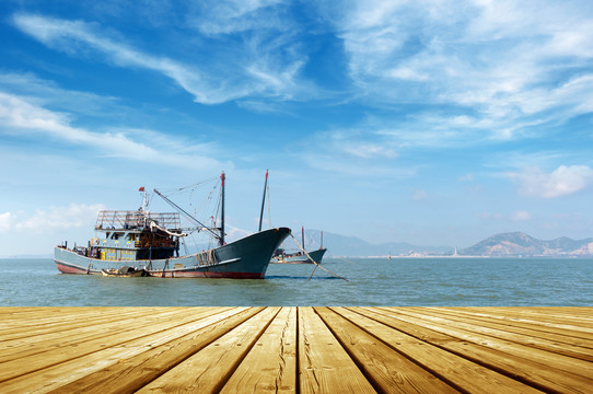 木栈道平台与大海和渔船