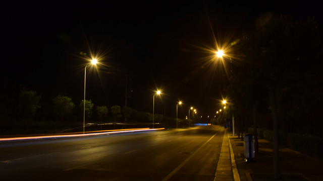 城市道路上的星芒灯光