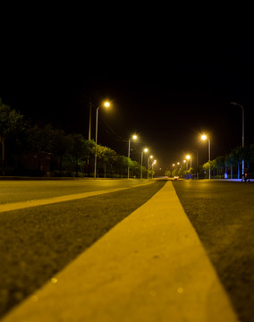 夜晚的道路特写图