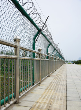 桥边的栏杆设施