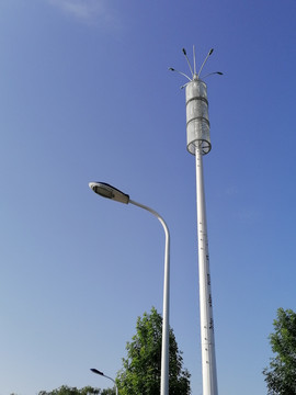蓝天白云下的移动通讯信号塔