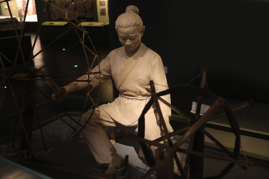 古代农妇织布场景