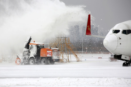 机场除雪作业中的大型抛雪车