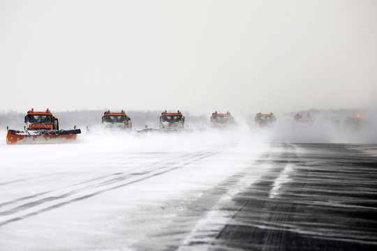 机场除雪车编队扫雪
