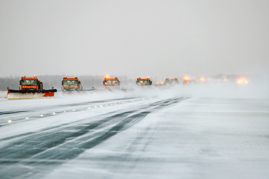 机场除雪车编队扫雪