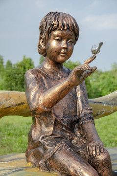 小女孩雕塑
