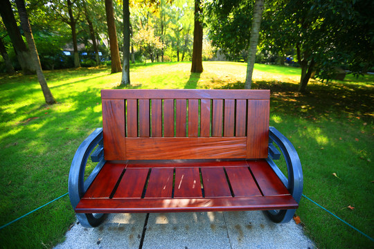 公园休闲木椅