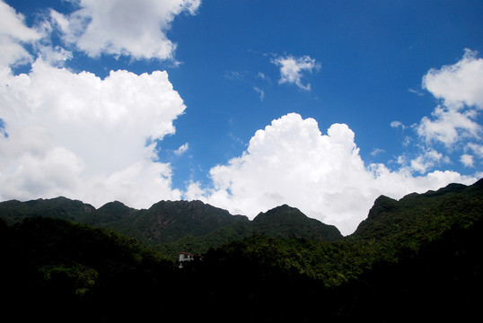 山区的天空