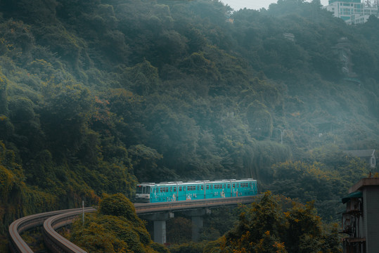 穿行在山里的重庆轻轨列车
