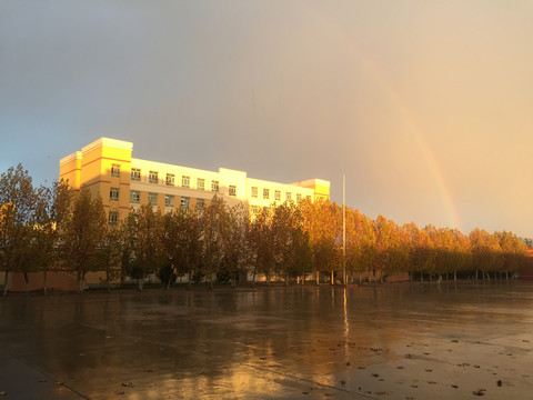 雨后的彩虹和教学楼