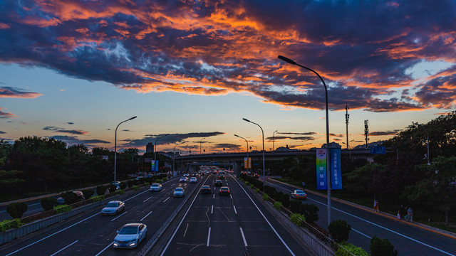 夕阳下的北京二环路城市风光