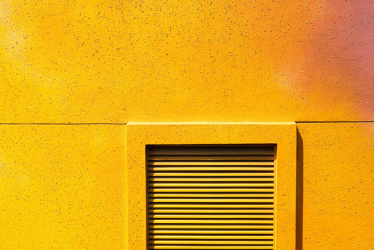 黄色墙上的百叶窗