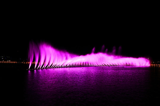 湖上音乐喷泉灯光秀