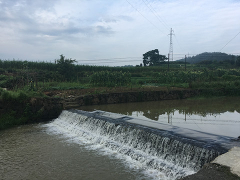 河堤流水