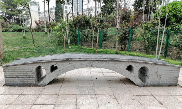 公园里的石桥模型