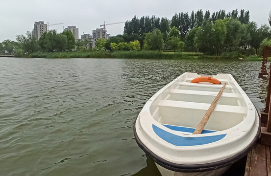 人工湖里的小船