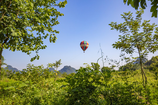 九龙峰林景区内的热气球