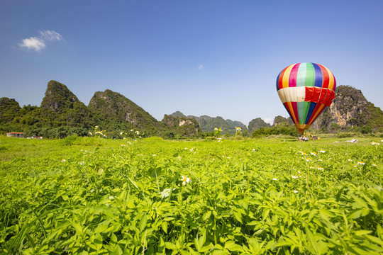 九龙峰林景区内的热气球