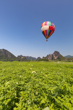 九龙峰林景区内的热气球