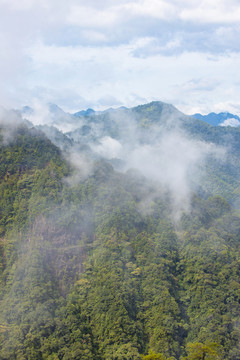 广东第一峰山上跌落的云雾