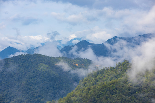 广东第一峰山上跌落的云雾