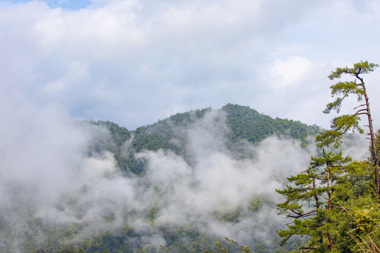 广东第一峰山上跌落的云雾