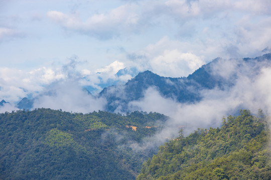 广东第一峰山上跌落的云雾