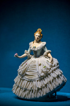 跳舞的公主欧洲陶瓷工艺品