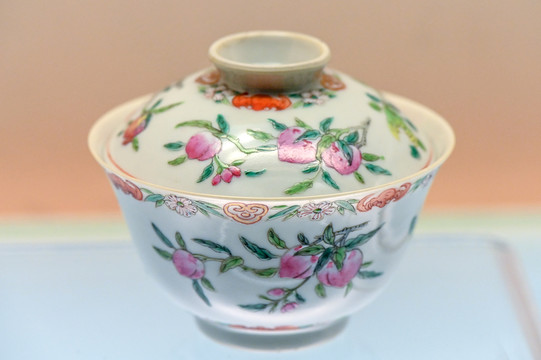 景德镇窑粉彩陶瓷茶碗