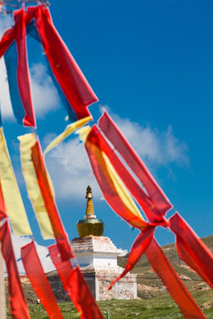 青藏高原上的经幡和佛塔