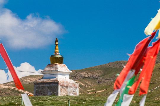 青藏高原上的经幡和佛塔